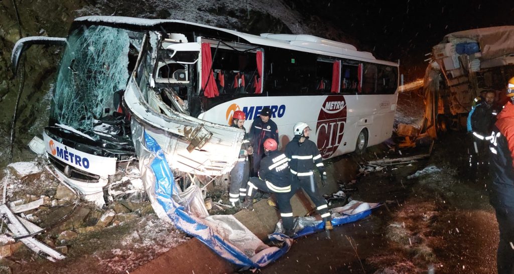 Samsunda Yolcu Otob S N N Kamyona Arpmas Sonucu Meydana Gelen Trafik