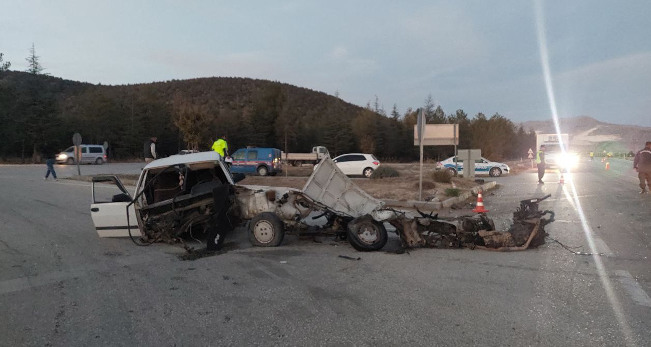 Burdur’da Trafik Kazası: 6 Yaralı, Otomobil İkiye Bölündü