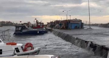 İstanbul Avcılar’da Lodos Tehlikesi: Deniz Taştı, Tekneler Hasar Gördü